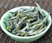 白茶一畝地能產多少斤？